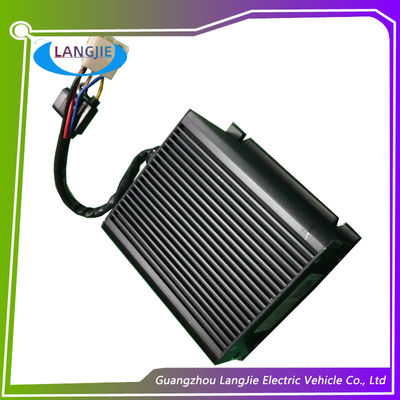 Đen Electric Cart Phụ tùng Golf Cart DC Converter Loại đầu ra kép 150mm * 150mm * 45.5mm